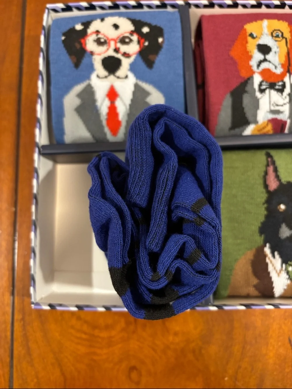 Men's 4-Pack dog & rose Novelty Socks - New in Box. Sz 8-12‎